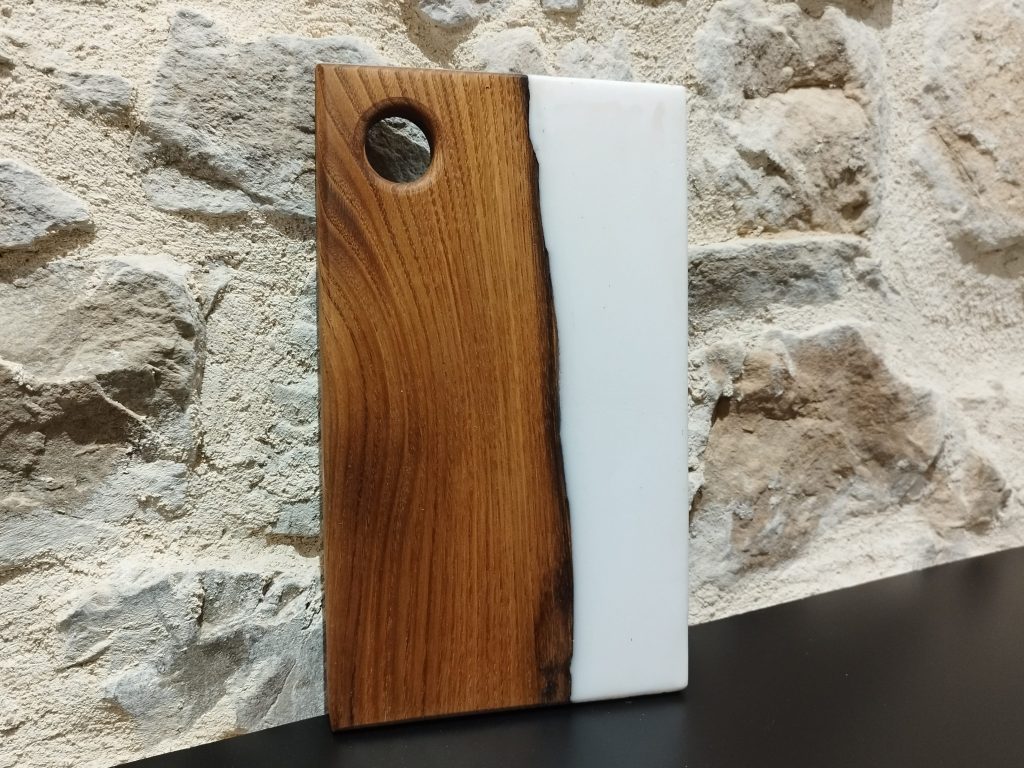 planche apéro en bois et résine blanche