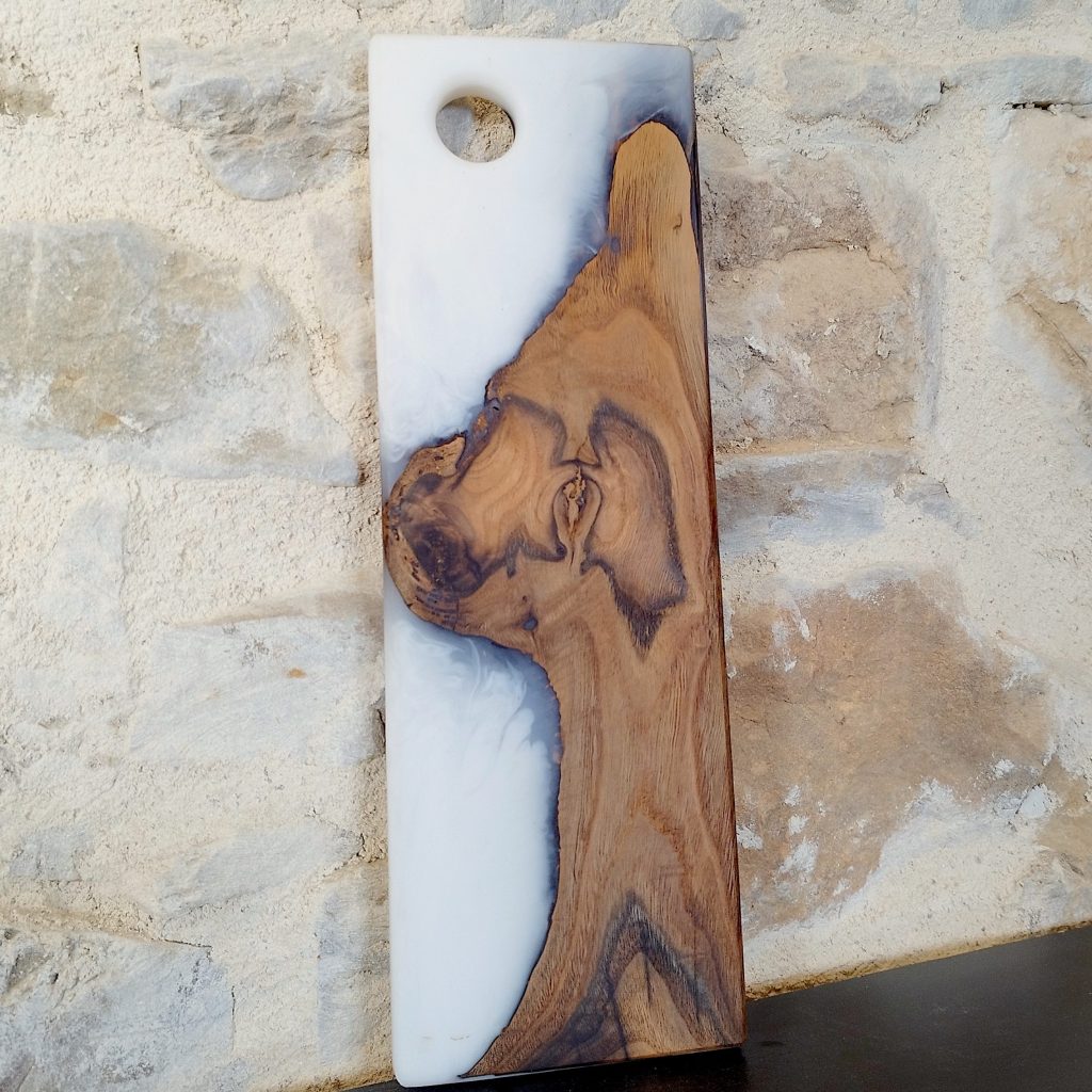 planche apéro bois et résine époxy blanche