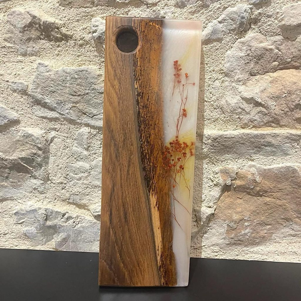 planche apéro bois et résine époxy nacrée et fleurs séchées rouges