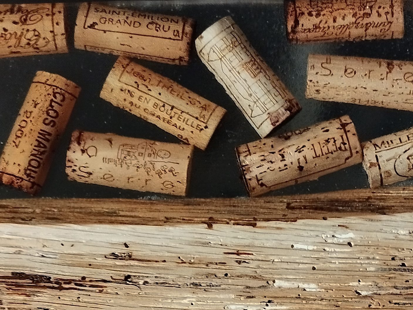 planche en bois et résine avec thème oenologique bouchons de vin