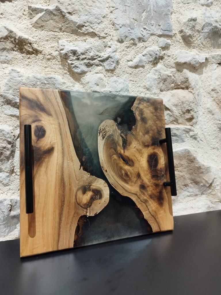 plateau en bois et résine noire transparente