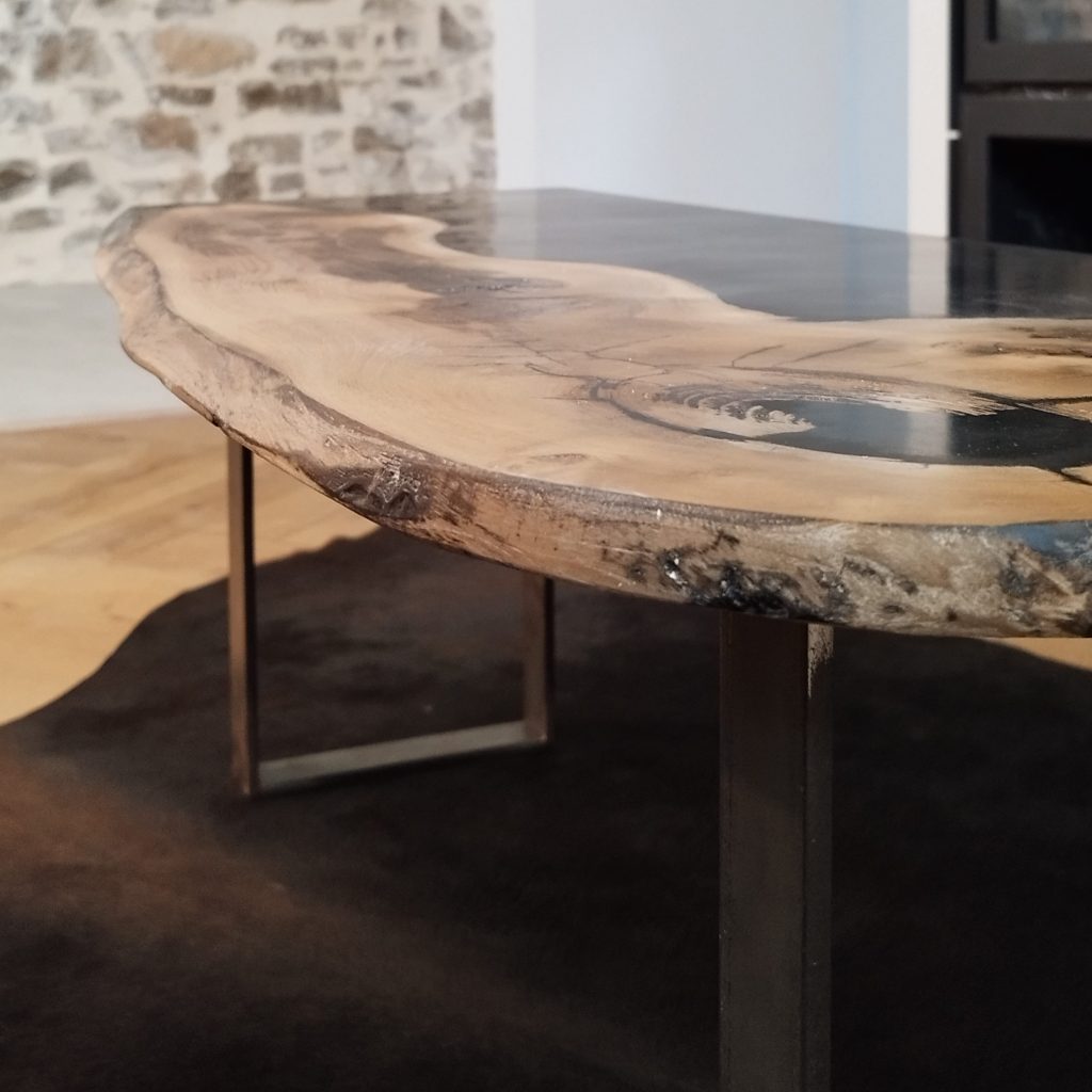 table basse bois et résine époxy noir