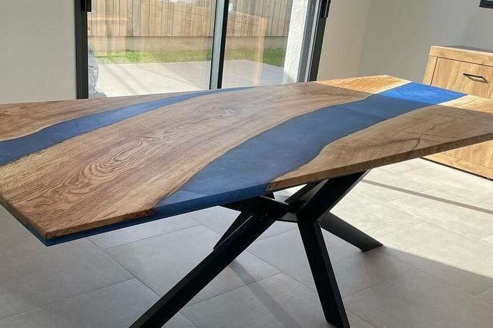 table bois résine époxy bleue. Bois frêne olivier résine époxy bleue. PRENN AOUR