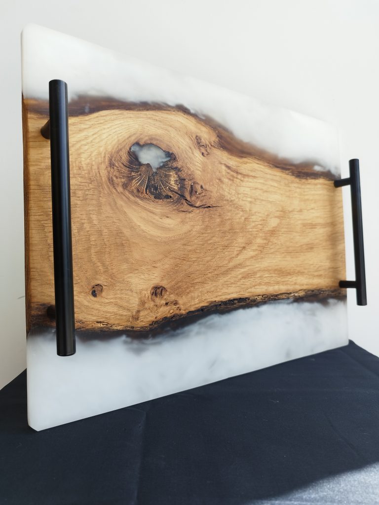 Plateau chêne et résine époxy blanche transparente