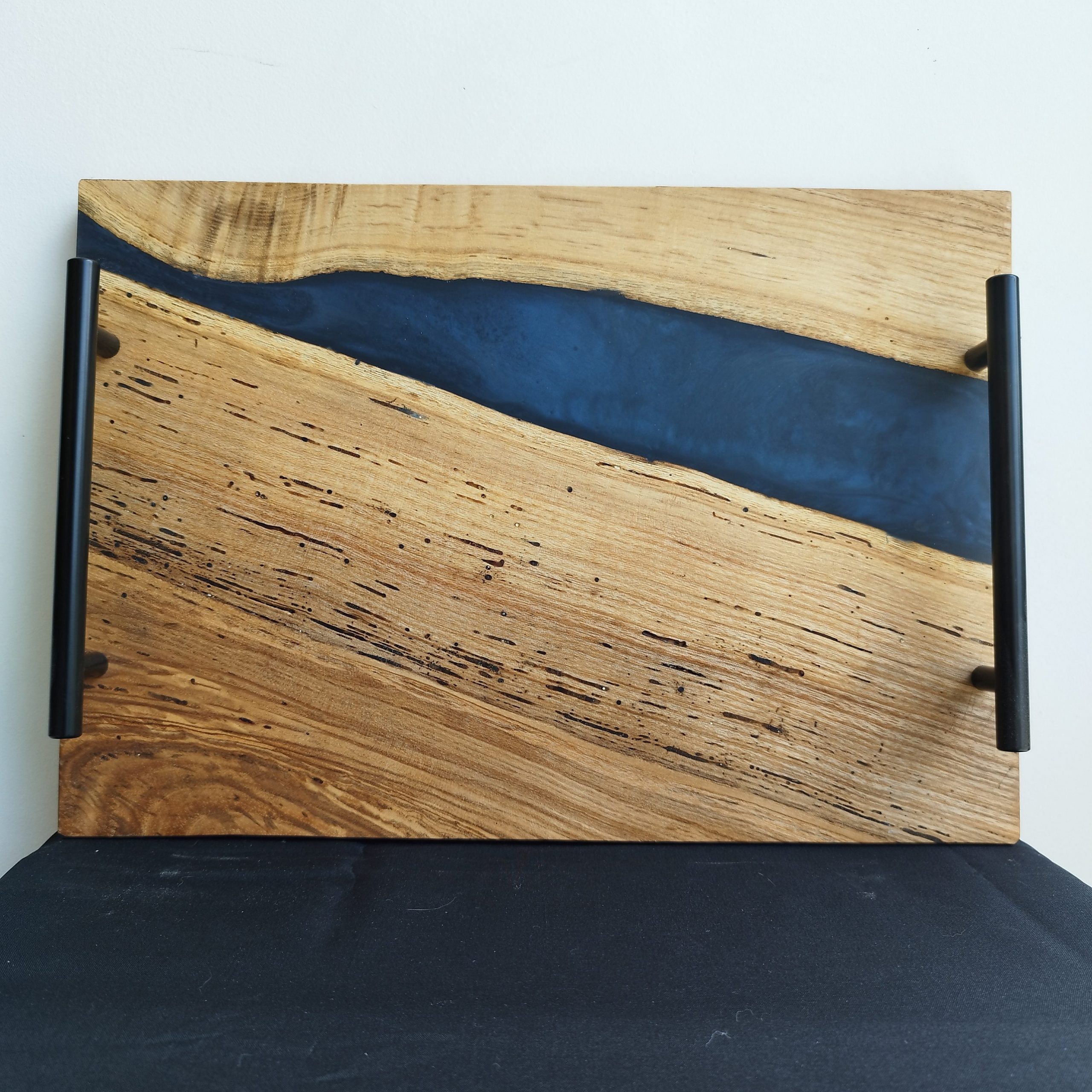 Plateau en bois et résine époxy - frêne olivier et résine époxy bleue fonds marins