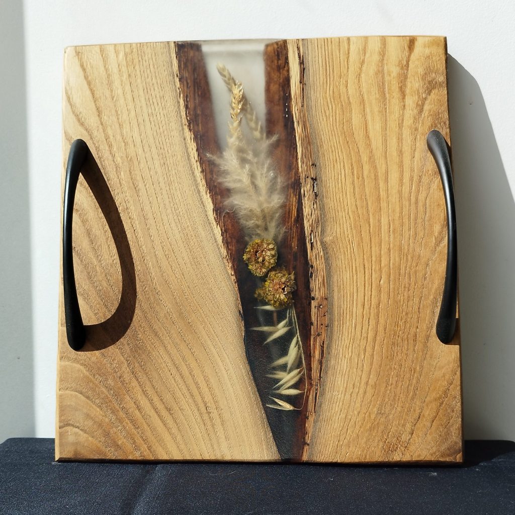 Plateau en bois et résine époxy - châtaignier et résine époxy blanc transparent plantes sèches