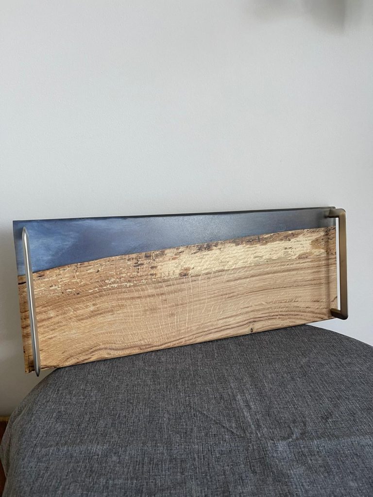 Plateau en bois et résine époxy - chêne et résine époxy bleue lacté blanc