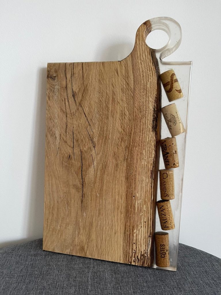 Planche bois chêne et résine époxy transparente - bouchons lièges