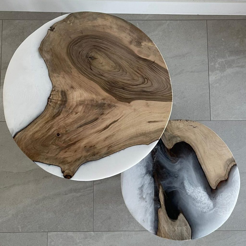 tables gigognes bois et résine époxy - noyer et résine époxy blanche et blanc transparent pieds en métal noir et gris