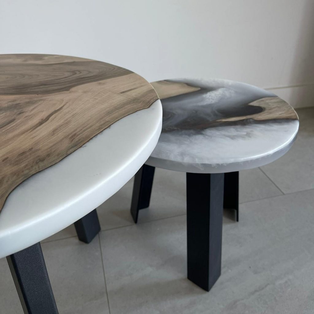 tables gigognes bois et résine époxy - noyer et résine époxy blanche et blanc transparent
