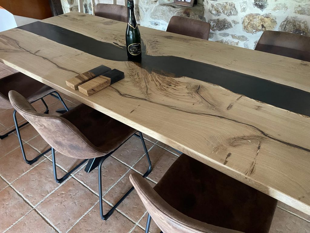 table rivière bois et résine époxy - chêne et résine noire