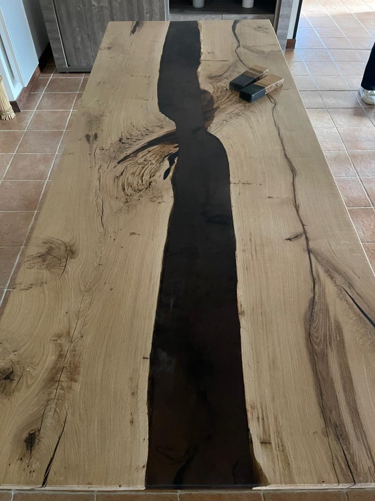 table rivière bois et résine époxy - chêne et résine noire