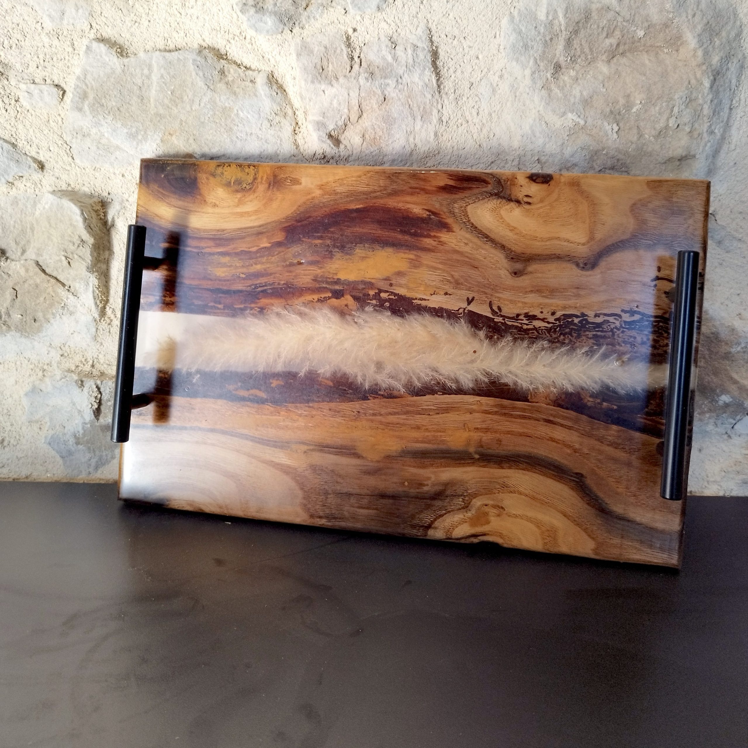 plateau en bois et résine avec herbes de la pampa et finition brillante