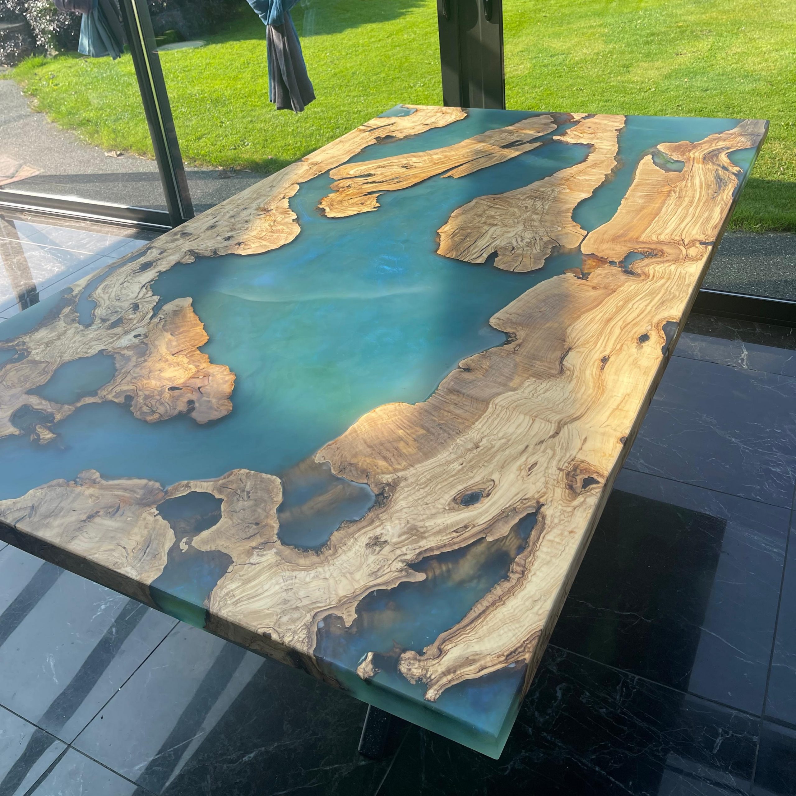 Table bois et résine époxy - olivier et résine bleu vert - pied mikado - PRENN AOUR