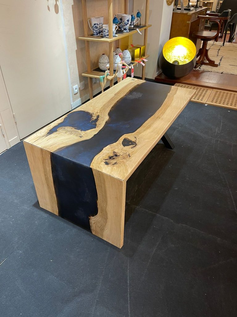 table de salon cascade - rivière - chêne et résine époxy bleu marine - Prenn Aour