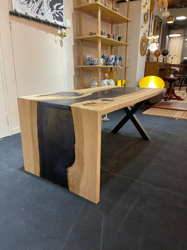 table de salon cascade - rivière - chêne et résine époxy bleu marine - Prenn Aour