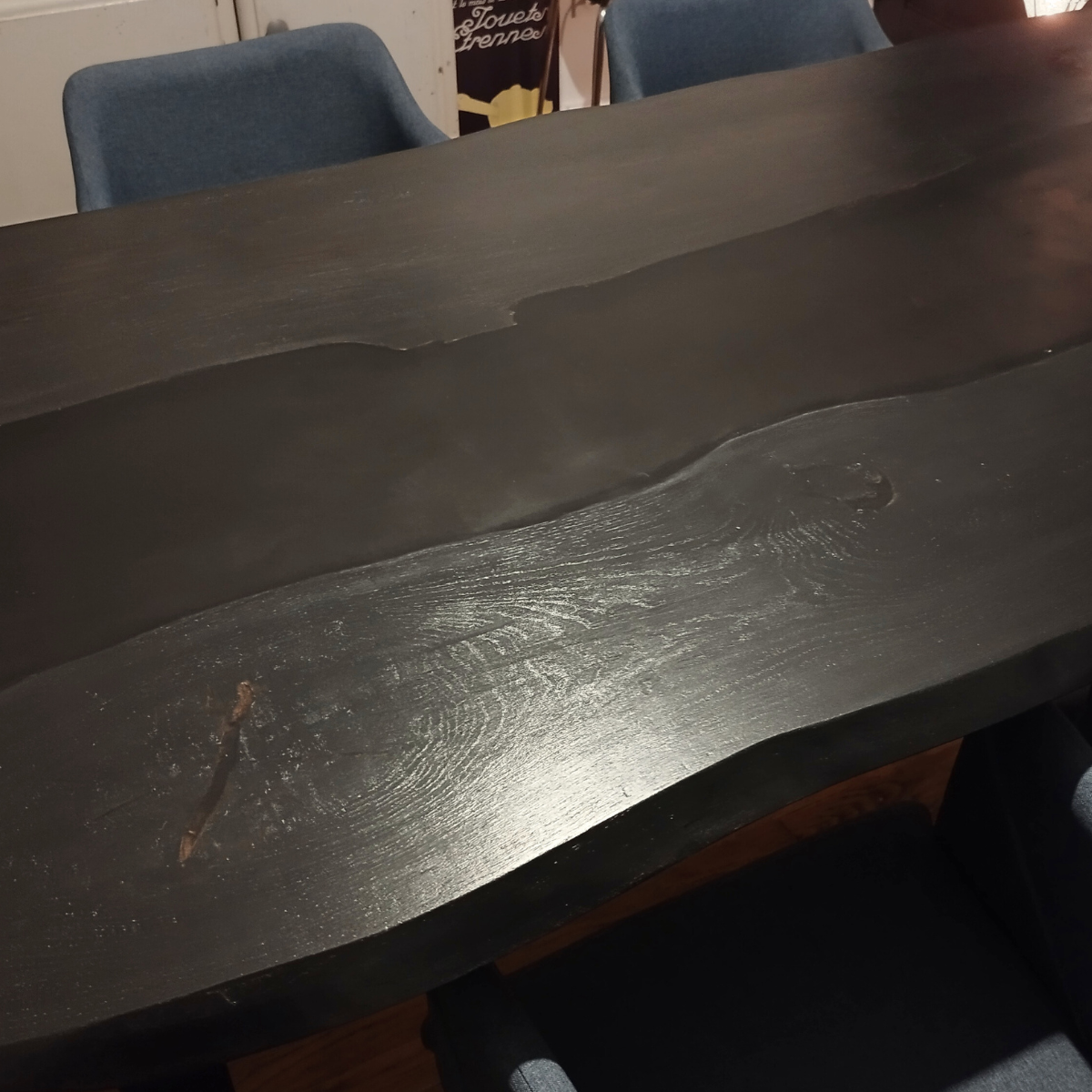 Table bois et résine époxy - chêne teinté noir et résine noire et transparente - pied mikado metal noir - PRENN AOUR