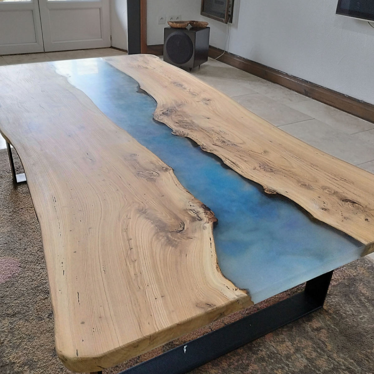 Table basse salon bois et résine époxy - résine bleue et blanche transparente - 2 pieds rectangles metal noir - PRENN AOUR