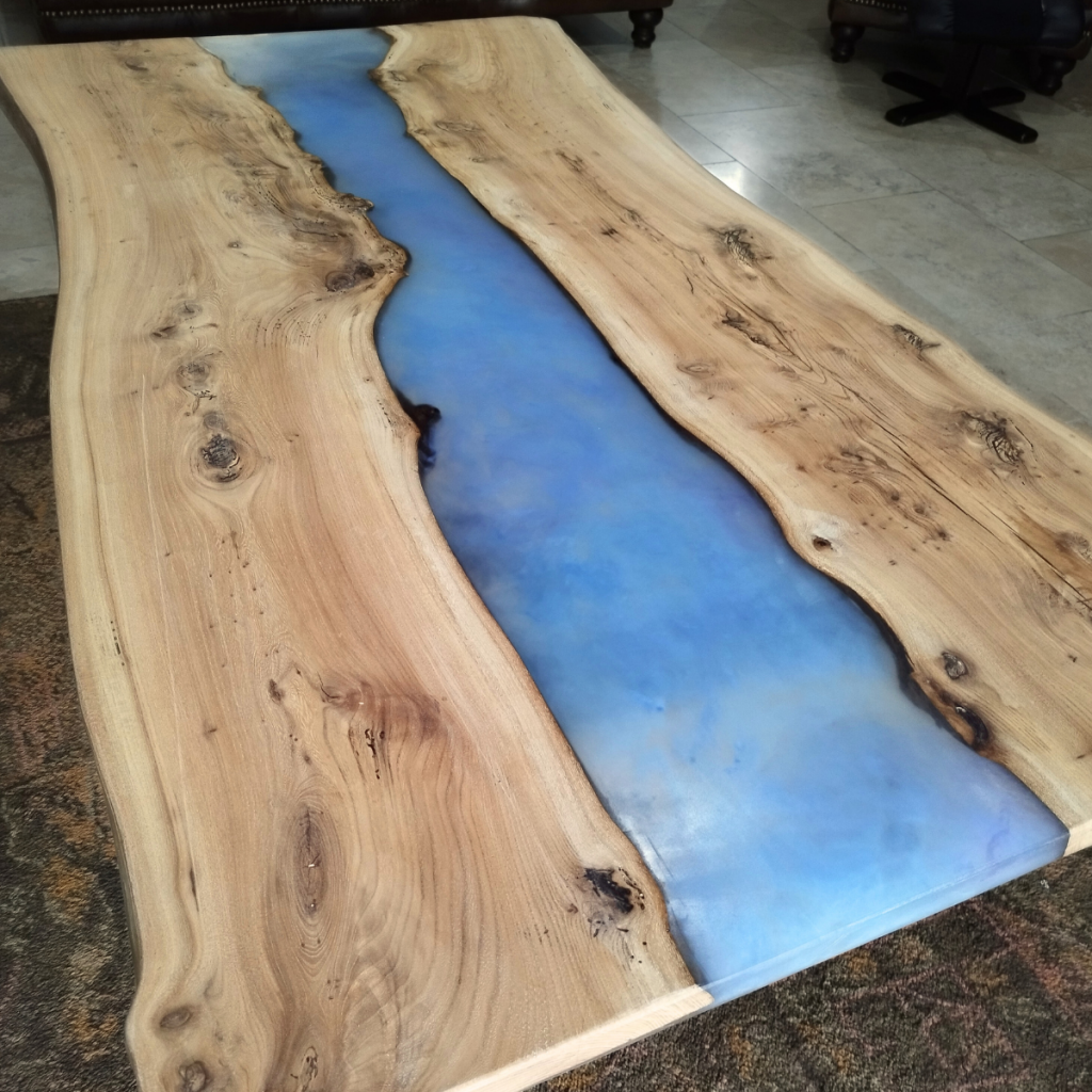 Table salon bois et résine époxy - résine bleue et blanche transparente - 2 pieds rectangles metal noir - PRENN AOUR