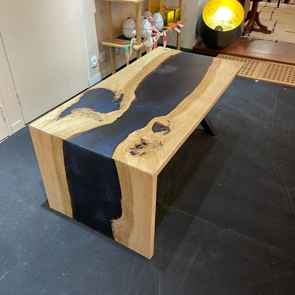 table de salon cascade - rivière - chêne et résine époxy bleu marine - Prenn Aour