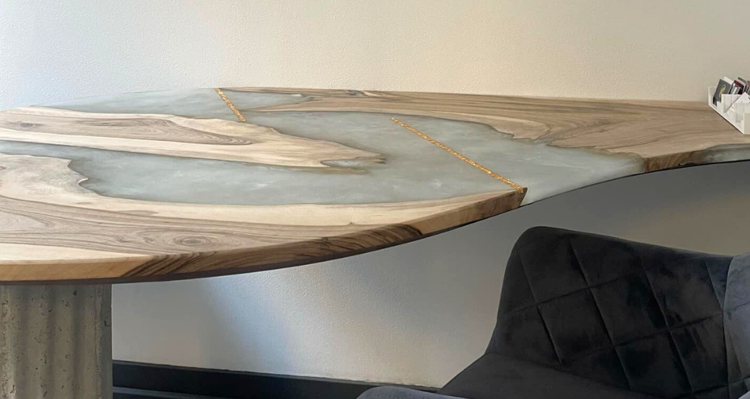 table bois résine époxy marbre. Bois noyer résine époxy blanc et transparent. PRENN AOUR