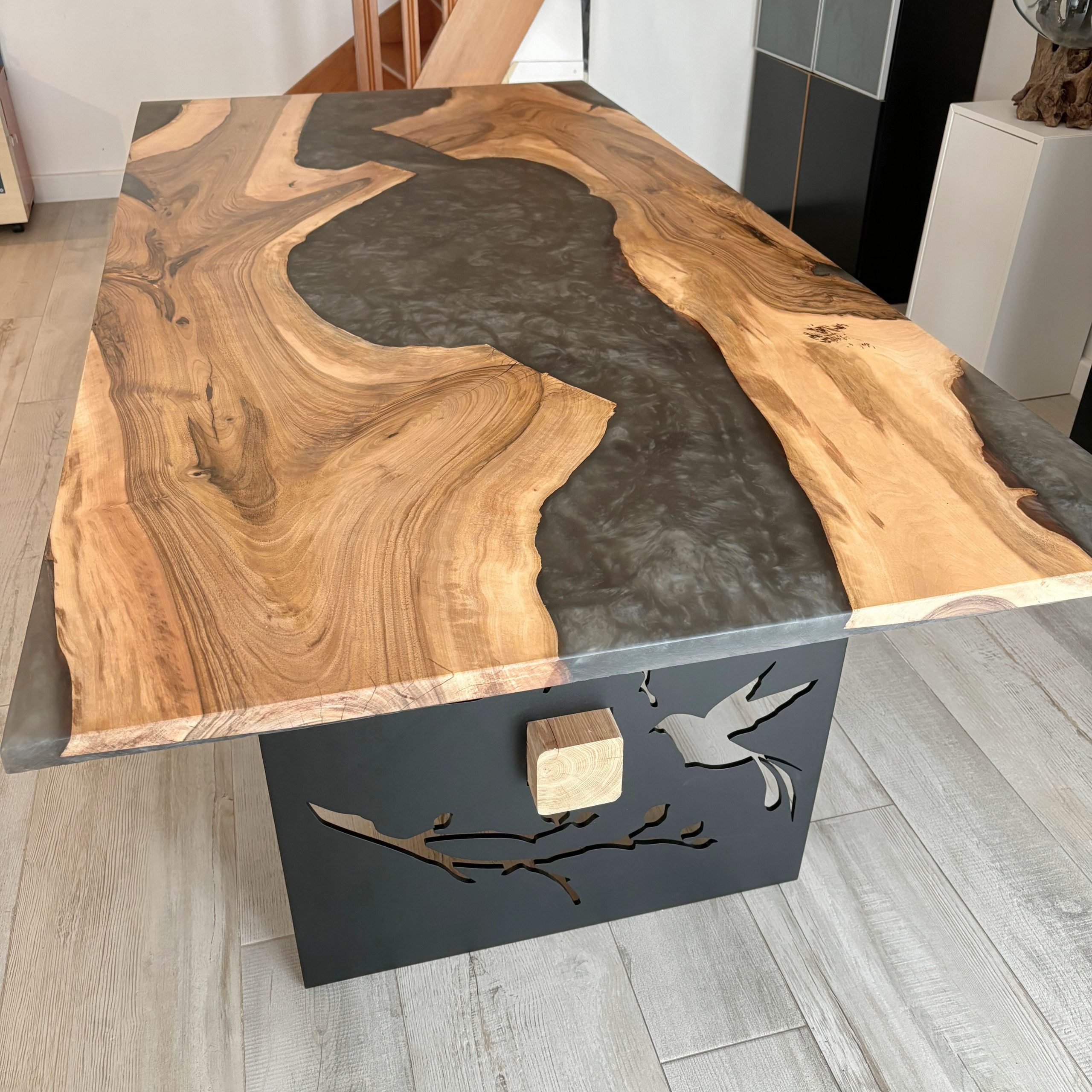 Table de salle à manger en bois et résine époxy - gris métallisé - pieds metal noir
