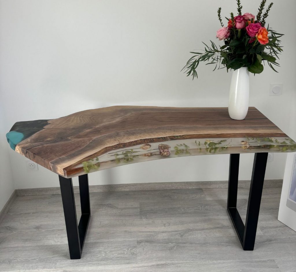 bureau en bois et résine epoxy au thème floral pieds trapèze métal noir