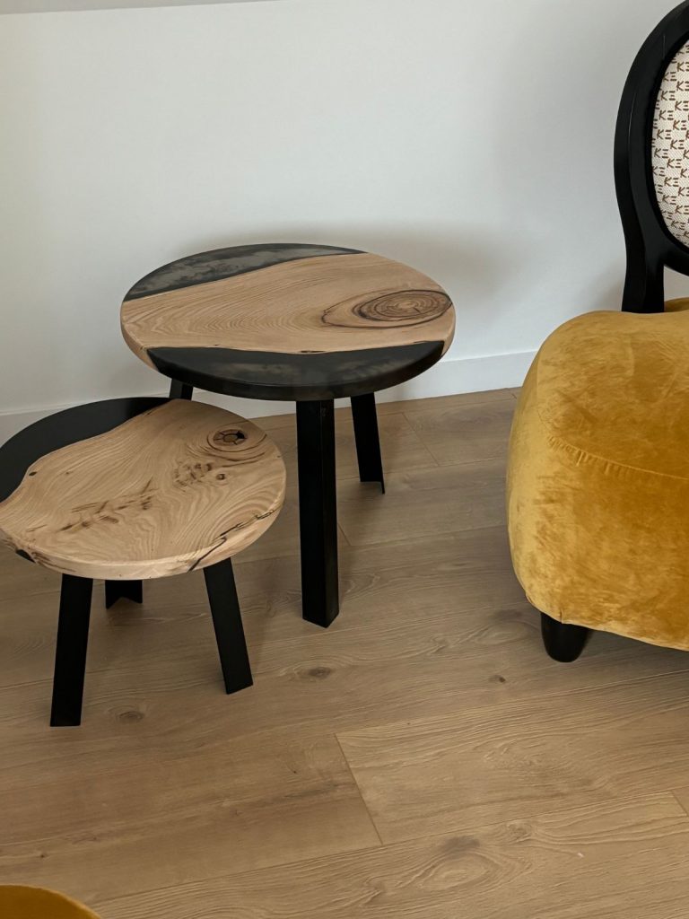 tables basses gigognes salon bois et résine époxy chataignier et noir transparent 