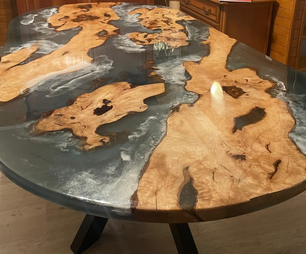 table en bois et resine epoxy effet mer bleu et blancs vagues pied en metal noir