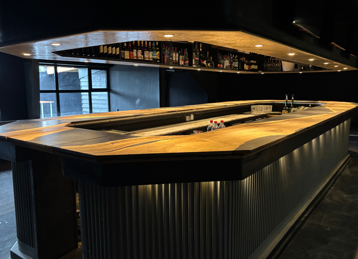 fabricant mobilier et agencement sur mesure particuliers professionnels bois résine époxy france bretagne metal couleurs