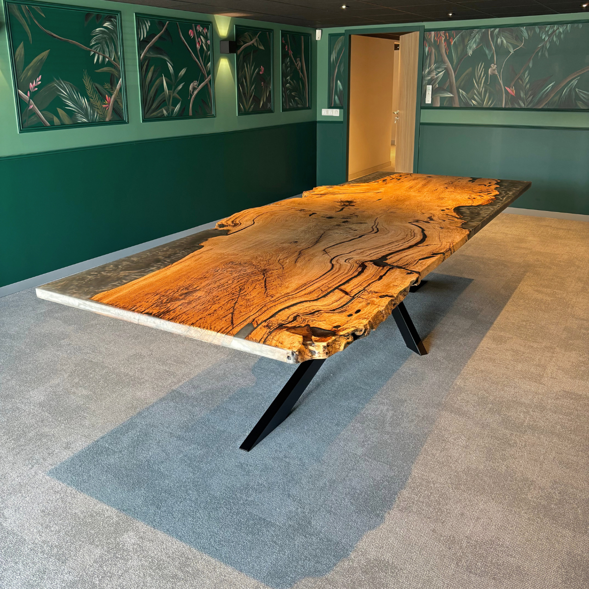 grande table sur mesure unique en vieux chêne ancien massif et résine époxy gris métallisé bords naturels live edge