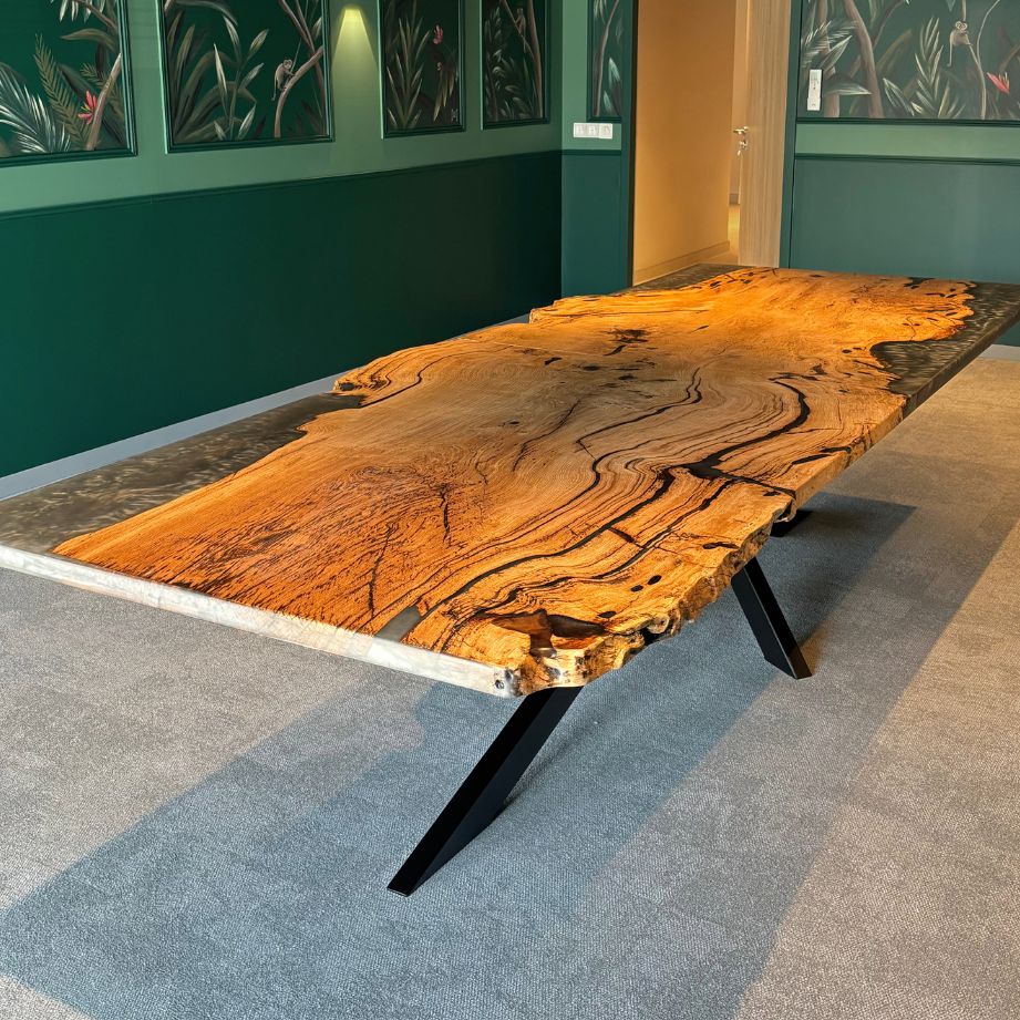 grande table sur mesure unique en vieux chêne ancien massif et résine époxy gris métallisé bords naturels live edge