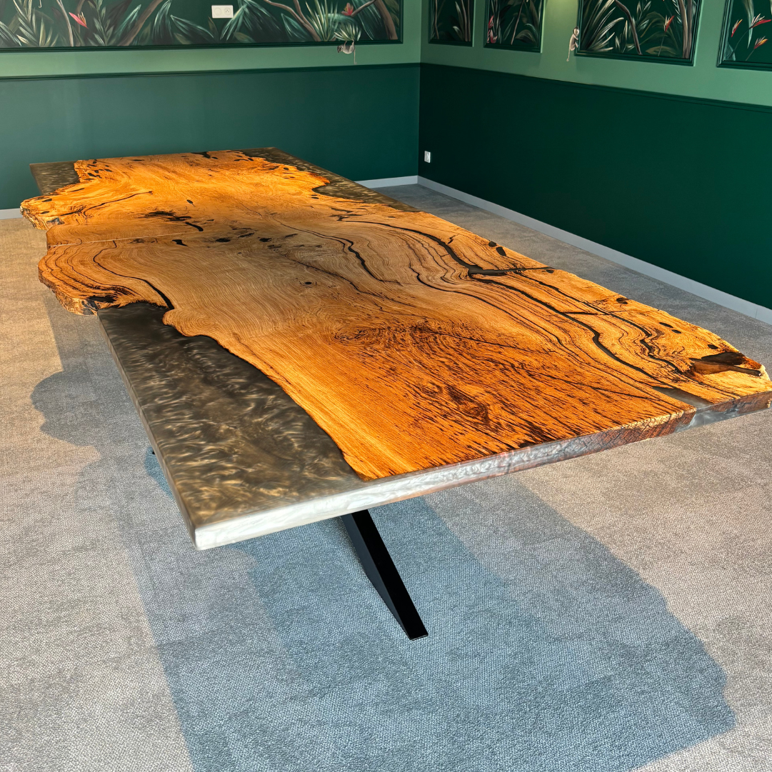 grande table unique en vieux chêne ancien massif et résine époxy gris métallisé bords naturels live edge grand pied mikado metal noir sur mesure 