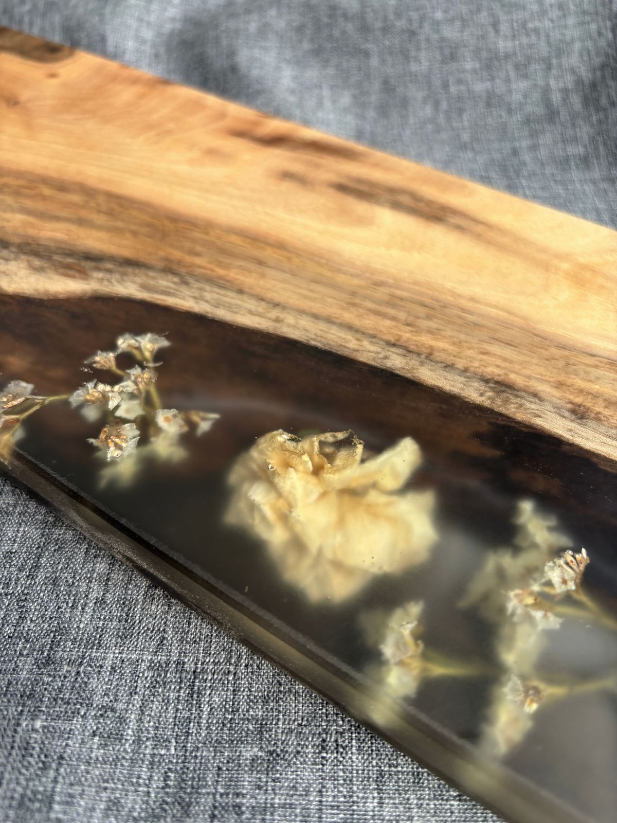 Planche - Eclosion Florale – planche apéritif bois résine époxy – vue 2