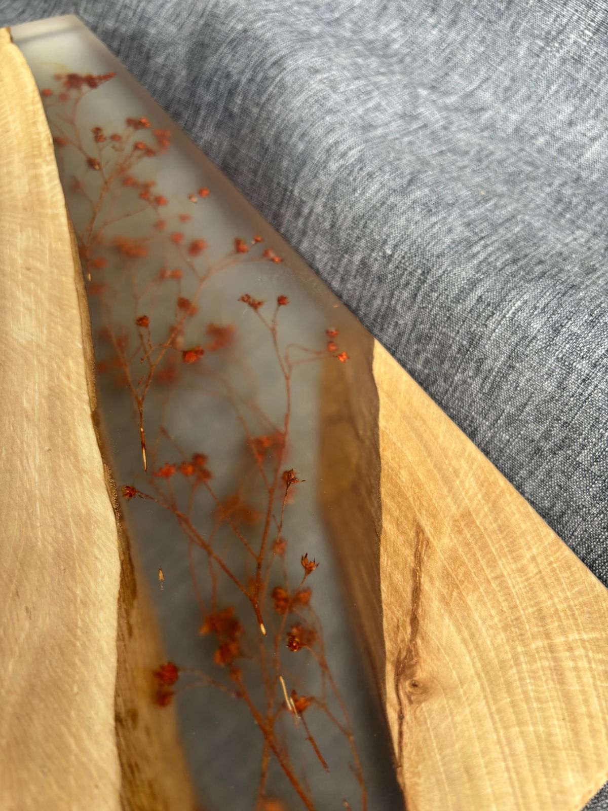 Planche - Printemps Ecarlate – planche apéritif bois résine époxy – vue 2